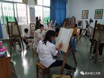 筆墨潤曲江，藝術暖民心——記許院明先生“文藝家藝術教育下基層”曲江之行